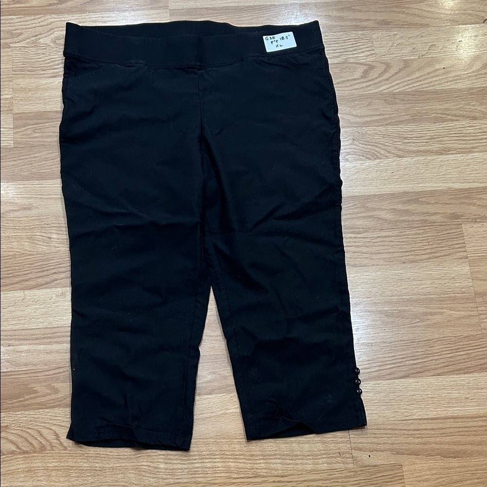 G49.     Black Capri Bottoms